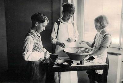 Kinder beim Kochen