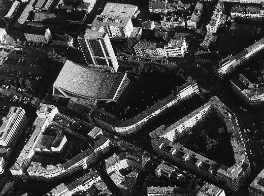 Le Palais des Congrès à vol d'oiseau, Bienne, vers 1980