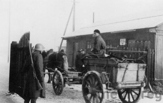 Eine Holzfuhr am Tor des Interniertenlagers in Büren, um 1940