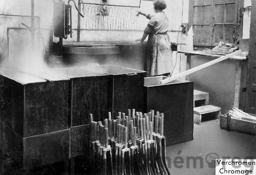 Beim Verchromen von Fahrradbestandteilen in der Bieler «Sport AG», um 1930