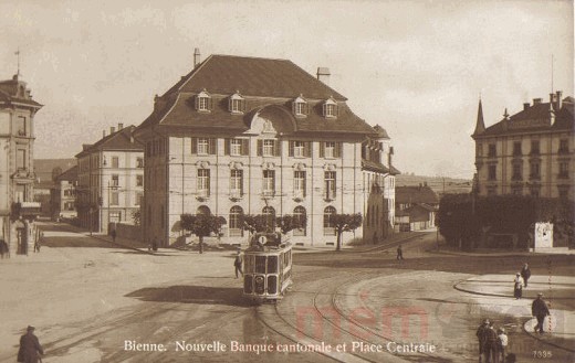Un tramway devant la Banque Cantonale à la place Centrale à Bienne